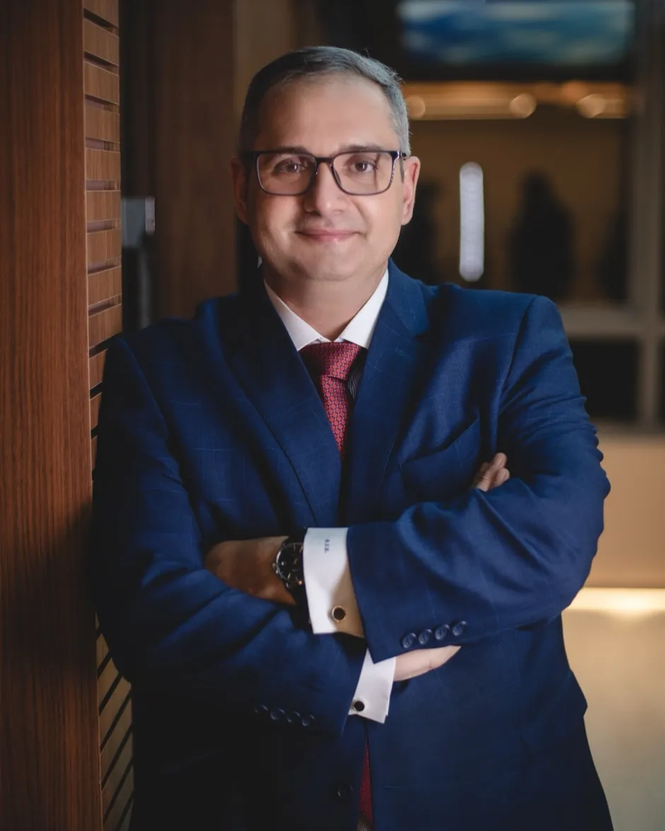 Dr. Rafael Bruns em seu consultório de medicina fetal em Curitiba